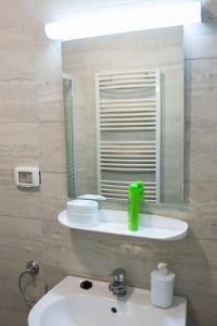 阿拉德Pensiunea Vlad的一间带水槽和镜子的浴室
