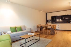 厄茨All-Suite Resort Ötztal的客厅配有沙发和桌子