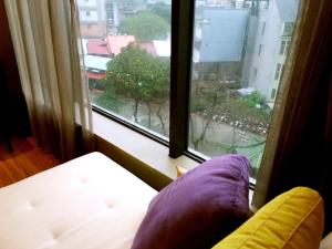 台北101艾美琪旅店六星级背包客的一间窗户和沙发前的房间