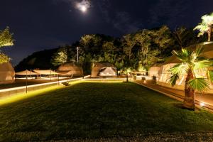 直岛町sana mane的营地的夜景,田野帐篷