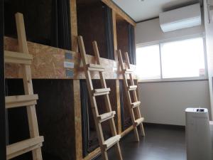 札幌札幌皮尔卡旅馆的一间房间,设有四扇靠墙的木梯