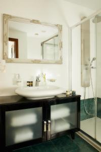 普雷韦扎迪奥尼精品酒店的一间带水槽和镜子的浴室