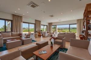 库克里亚Aphrodite Hills Rentals - Apartments的带沙发、桌子和窗户的大型客厅