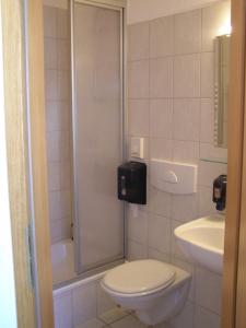 汉诺威奥特文霍斯特酒店的带淋浴、卫生间和盥洗盆的浴室