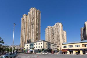 江岸【路客】武汉市江岸区·中心医院·路客精品公寓·00165070的城市中一群高大的建筑
