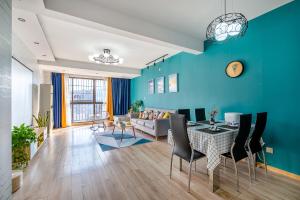 长沙【路客】长沙市天心区·湘翰御舍·路客精品公寓·00182310的客厅拥有蓝色的墙壁和桌椅