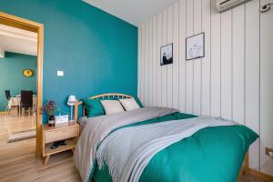 长沙【路客】长沙市天心区·湘翰御舍·路客精品公寓·00182310的一间卧室设有一张床和蓝色的墙壁