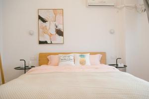 武汉【路客】武汉市硚口区·利济北路·路客精品公寓·00184760的一间卧室配有一张粉色和白色床单。