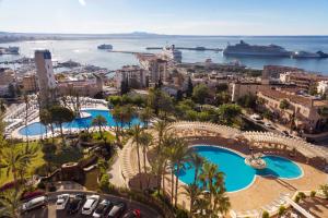 马略卡岛帕尔马GPRO瓦尔帕莱索宫温泉酒店的享有城市的空中景致,设有2个游泳池
