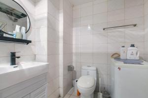 武汉【路客】武汉市江岸区·香港路·路客精品公寓·00186430的白色的浴室设有卫生间和水槽。