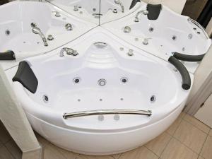 埃贝尔托夫特8 person holiday home in Ebeltoft的浴室设有白色浴缸。