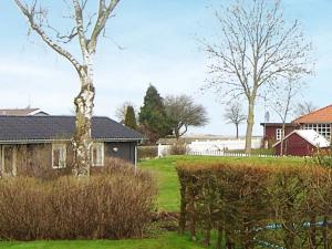 布罗艾厄4 person holiday home in Broager的院子里有树的房子