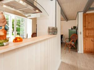 海耶斯4 person holiday home in Hejls的厨房设有白色的墙壁和台面