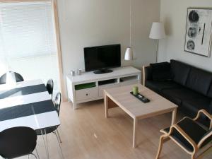 古兹耶姆6 person holiday home in Gudhjem的带沙发和电视的客厅