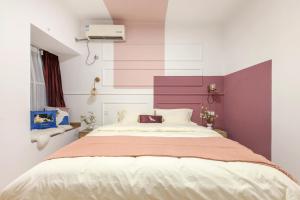 武汉【路客】武汉市江汉区·新华路·路客精品公寓·00189660的一间卧室配有一张大床和紫色床头板