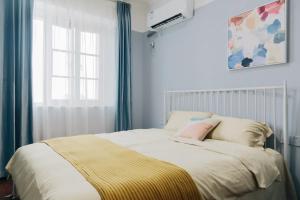 武汉【路客】武汉市江汉区·解放大道·路客精品公寓·00188980的一间卧室配有一张带粉红色枕头的床