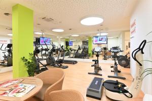 巴特迪克海姆库派酒店的健身房设有跑步机和椭圆机