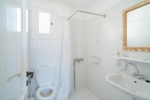 考弗尼西亚Alkionides Studios的白色的浴室设有卫生间和水槽。