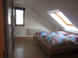 GräfenbergFerienwohnung Küpfer的一间卧室配有一张床和两个天窗