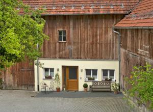 佩格尼茨Landurlaub Wittmann的谷仓,门前有门,有长凳