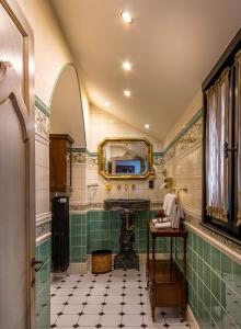 上韦瑟尔美丽堡伯格酒店的一间带水槽和镜子的浴室