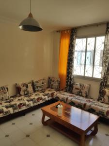 丹吉尔Appartement hyper centre de Tanger (Boulevard Pasteur)的带沙发和咖啡桌的客厅