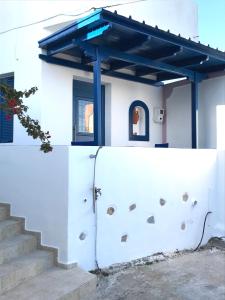佐努萨岛Asimina Studios的白色的墙壁,屋顶蓝色