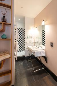 巴黎艾塔格沼泽旅馆的一间带水槽和镜子的浴室