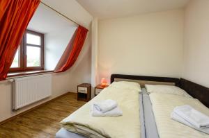 特热邦纳瑟尼寇公寓的一间卧室设有两张床和窗户。