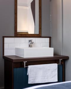 沃特福德南十字旅馆的浴室设有白色水槽和镜子