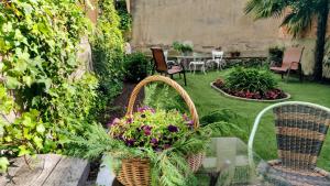 奥洛特El Jardinet de Sant Esteve的花园内摆放着鲜花篮子和桌椅
