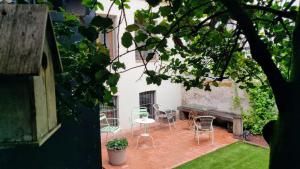 奥洛特El Jardinet de Sant Esteve的庭院配有桌椅和长凳