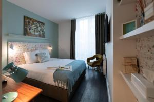 巴黎艾塔格沼泽旅馆的一间酒店客房,一间设有一张床和一张书桌