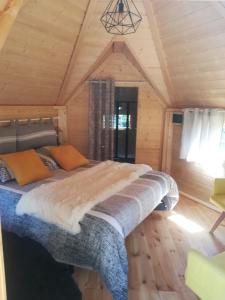 Mousseaux-sur-Seine格鲁休闲设施露营地的小木屋内一间卧室,配有一张床