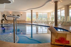 阿维兰奥索奈赫姆酒店的游泳池,周围设有椅子