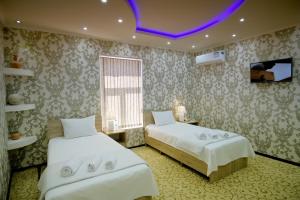布哈拉Khalima的紫色天花板客房的两张床