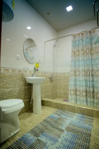 布哈拉Khalima的浴室配有卫生间、盥洗盆和淋浴。