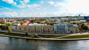 维尔纽斯Vilnius city best view apartments的享有河流和建筑的城市美景