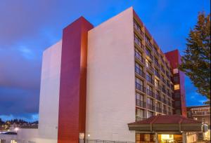 奥林匹亚Red Lion Inn & Suites Olympia, Governor Hotel的一座红色和白色的大建筑
