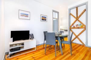 里斯本WHome | Downtown Family Apartment的客厅设有餐桌和电视