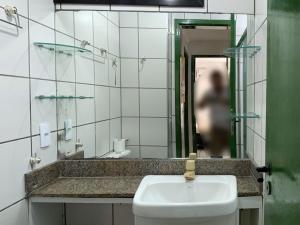 福塔莱萨Porto de Iracema - Iracema Imoveis的一间带水槽和镜子的浴室