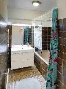 布兰肯贝赫Isola Bella Blankenberge的一间带水槽和淋浴帘的浴室