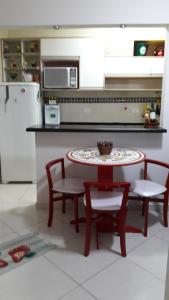 索莱马Mar Azul的厨房配有桌子、两把椅子和一张桌子