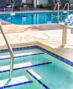 基韦斯特最南端成人独家酒店的水中带水道的游泳池