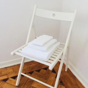 奥良AL CASA GRANDE的白色的梯子椅和白色的毛巾