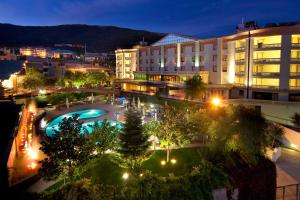 圣乔瓦尼·罗通多Gran Paradiso Hotel Spa的享有酒店夜间泳池的景色