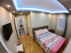 亚洛瓦PASHA APART~BOUTİQUE HOTEL/YALOVA的一间小卧室,配有一张床和蓝色的天花板