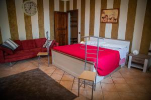 拉莫拉CASA RAMAGIO'的一间卧室配有一张床和一张红色的沙发