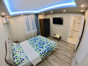 亚洛瓦PASHA APART~BOUTİQUE HOTEL/YALOVA的一间卧室配有一张床和一台电视
