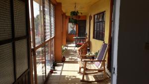 莫雷利亚El laberinto hospedaje en casa的房屋上带摇椅的空走廊